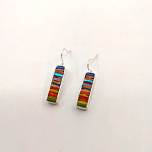 Laden Sie das Bild in den Galerie-Viewer, Kurze Ohrringe. Lebendige Stickerei
