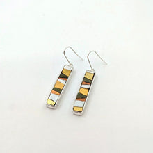 Laden Sie das Bild in den Galerie-Viewer, Vibrations-Ohrringe in Säuregrün und Rot