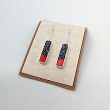 Carica l'immagine nel visualizzatore di Gallery, Orecchini corti Optical in rosso