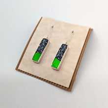 Carica l'immagine nel visualizzatore di Gallery, Orecchini corti Optical in verde