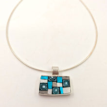 Laden Sie das Bild in den Galerie-Viewer, Vibrazioni langer Anhänger in Säuregrün