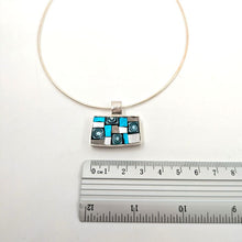 Laden Sie das Bild in den Galerie-Viewer, Vibrazioni langer Anhänger in Säuregrün