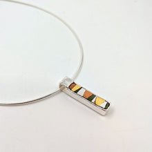 Laden Sie das Bild in den Galerie-Viewer, Vibrazioni langer Anhänger in Säuregrün