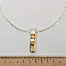 Laden Sie das Bild in den Galerie-Viewer, Vibrazioni langer Anhänger in Säuregrün