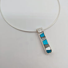 Carica l'immagine nel visualizzatore di Gallery, Pendente lungo Vibrazioni in azzurro e argento