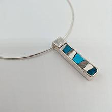 Carica l'immagine nel visualizzatore di Gallery, Pendente lungo Vibrazioni in azzurro e argento
