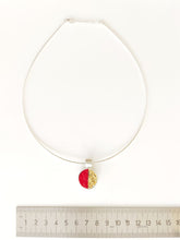 Laden Sie das Bild in den Galerie-Viewer, Kontrastanhänger in Gold und Rot