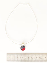 Laden Sie das Bild in den Galerie-Viewer, Optische Halskette in Rot