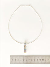 Carica l'immagine nel visualizzatore di Gallery, Pendente Ricamo chiaro