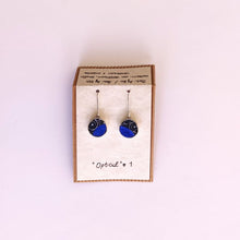Laden Sie das Bild in den Galerie-Viewer, Optische Ohrringe in Blau - klein rund