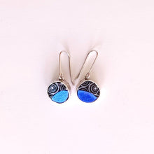 Laden Sie das Bild in den Galerie-Viewer, Optische Ohrringe in Blau - klein rund