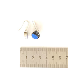 Laden Sie das Bild in den Galerie-Viewer, Optische Ohrringe in Blau - klein rund