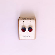 Laden Sie das Bild in den Galerie-Viewer, Optische Ohrringe in Rot - groß rund