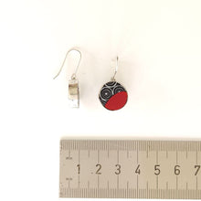 Laden Sie das Bild in den Galerie-Viewer, Optische Ohrringe in Rot - groß rund