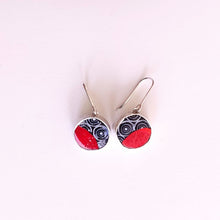 Laden Sie das Bild in den Galerie-Viewer, Optische Ohrringe in Rot - groß rund