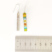 Laden Sie das Bild in den Galerie-Viewer, Lange Ohrringe. Lebendige Stickerei