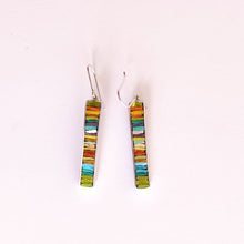 Laden Sie das Bild in den Galerie-Viewer, Lange Ohrringe. Lebendige Stickerei