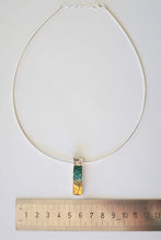 Laden Sie das Bild in den Galerie-Viewer, Länglicher Landschaftsanhänger in Gold und Aquagrün