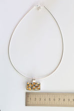 Carica l'immagine nel visualizzatore di Gallery, Pendente rettangolare Tessuto Antico in oro