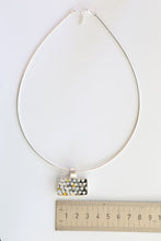 Carica l'immagine nel visualizzatore di Gallery, Collana rettangolare Delta bianco-nero-oro