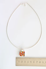 Laden Sie das Bild in den Galerie-Viewer, Antiker Stoffanhänger in Rot