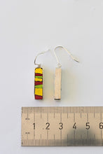 Laden Sie das Bild in den Galerie-Viewer, Vibrations-Ohrringe in Säuregrün und Rot