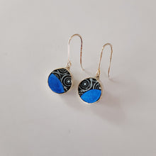 Laden Sie das Bild in den Galerie-Viewer, Optische Ohrringe in Blau - klein rund