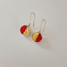 Carica l'immagine nel visualizzatore di Gallery, Orecchini Contrasti in oro e rosso