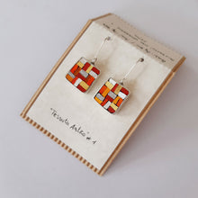 Laden Sie das Bild in den Galerie-Viewer, Antike Stoffohrringe in Rot und Orange