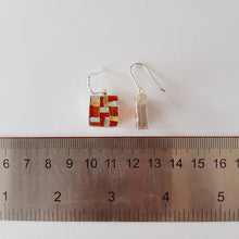 Laden Sie das Bild in den Galerie-Viewer, Antike Stoffohrringe in Rot und Orange