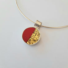 Laden Sie das Bild in den Galerie-Viewer, Kontrastanhänger in Gold und Rot