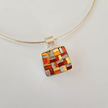 Laden Sie das Bild in den Galerie-Viewer, Antiker Stoffanhänger in Rot