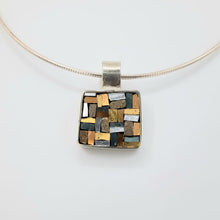 Laden Sie das Bild in den Galerie-Viewer, Antiker quadratischer Stoffanhänger in Gold
