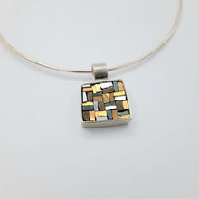 Laden Sie das Bild in den Galerie-Viewer, Antiker quadratischer Stoffanhänger in Gold