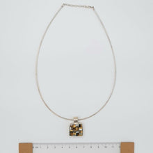 Laden Sie das Bild in den Galerie-Viewer, Antiker quadratischer Stoffanhänger in Gold