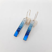 Carica l'immagine nel visualizzatore di Gallery, Orecchini lunghi Paesaggi Blu - Bianco