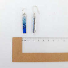 Carica l'immagine nel visualizzatore di Gallery, Orecchini lunghi Paesaggi Blu - Bianco