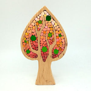 Albero fiamma con frutti verdi 113