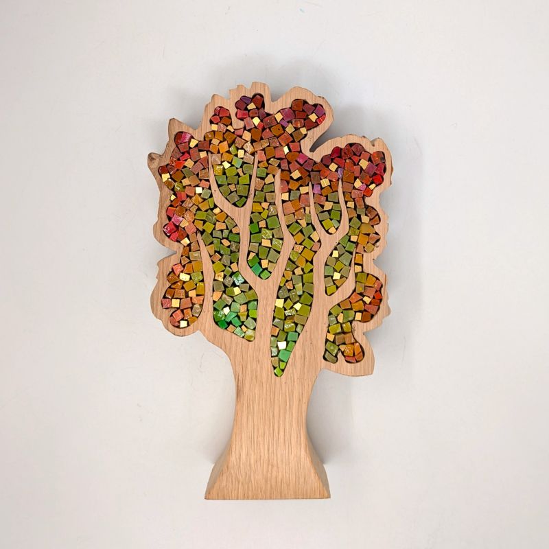 Großer dunkelroter Baum