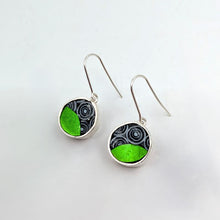 Carica l'immagine nel visualizzatore di Gallery, Orecchini Optical in verde - tondo grande
