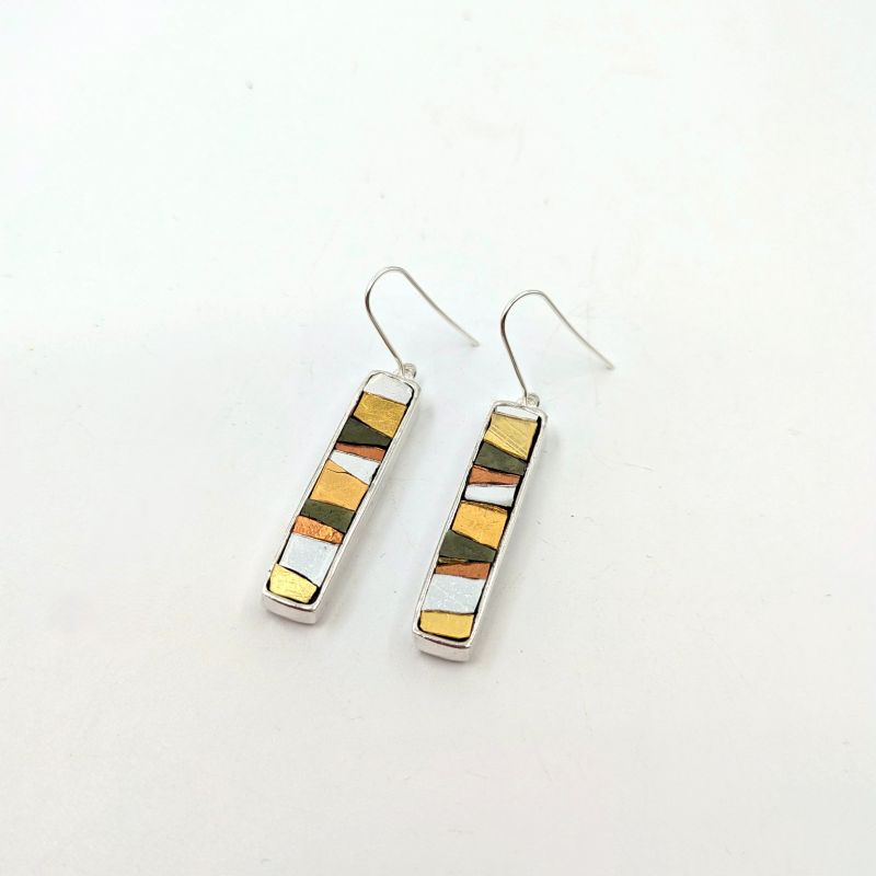 Vibrations-Ohrringe in Säuregrün und Rot
