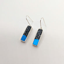 Carica l'immagine nel visualizzatore di Gallery, Orecchini corti Optical in blu
