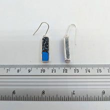 Carica l'immagine nel visualizzatore di Gallery, Orecchini corti Optical in blu
