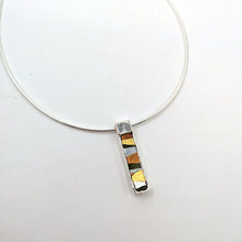 Laden Sie das Bild in den Galerie-Viewer, Vibrazioni langer Anhänger in Säuregrün
