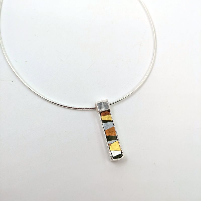 Vibrazioni langer Anhänger in Säuregrün