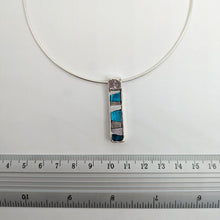 Carica l'immagine nel visualizzatore di Gallery, Pendente lungo Vibrazioni in azzurro e argento
